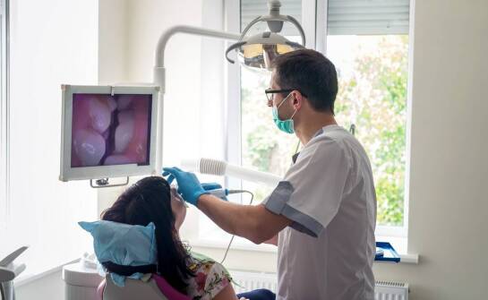 Kiedy niezbędna jest konsultacja z periodontologiem w ramach opieki denstystycznej?