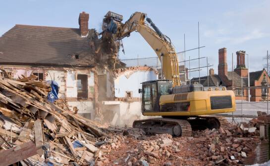 Jakie są kluczowe aspekty ekologiczne przy utylizacji odpadów z rozbiórek?