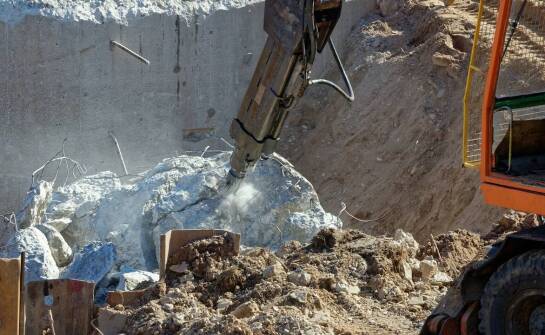 Jakie są kluczowe wyzwania związane z ziemnymi robotami w projektach rozbiórkowych?