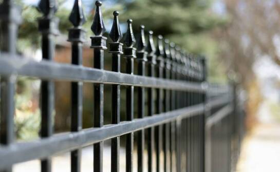 Metallzäune aus Polen – wie beeinflussen sie den Immobilienwert?