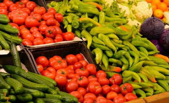 How do wholesale vegetable deliveries affect the efficiency of retail stores?