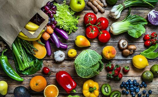 What are the benefits of working with a wholesaler offering Polish fruits and vegetables?