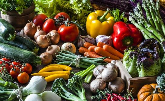 How do wholesale purchases of fruits and vegetables affect the quality of dishes in restaurants?