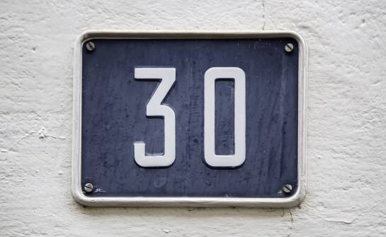 Nowoczesny design w produkcji metalowych domowych numerów: trendy i inspiracje