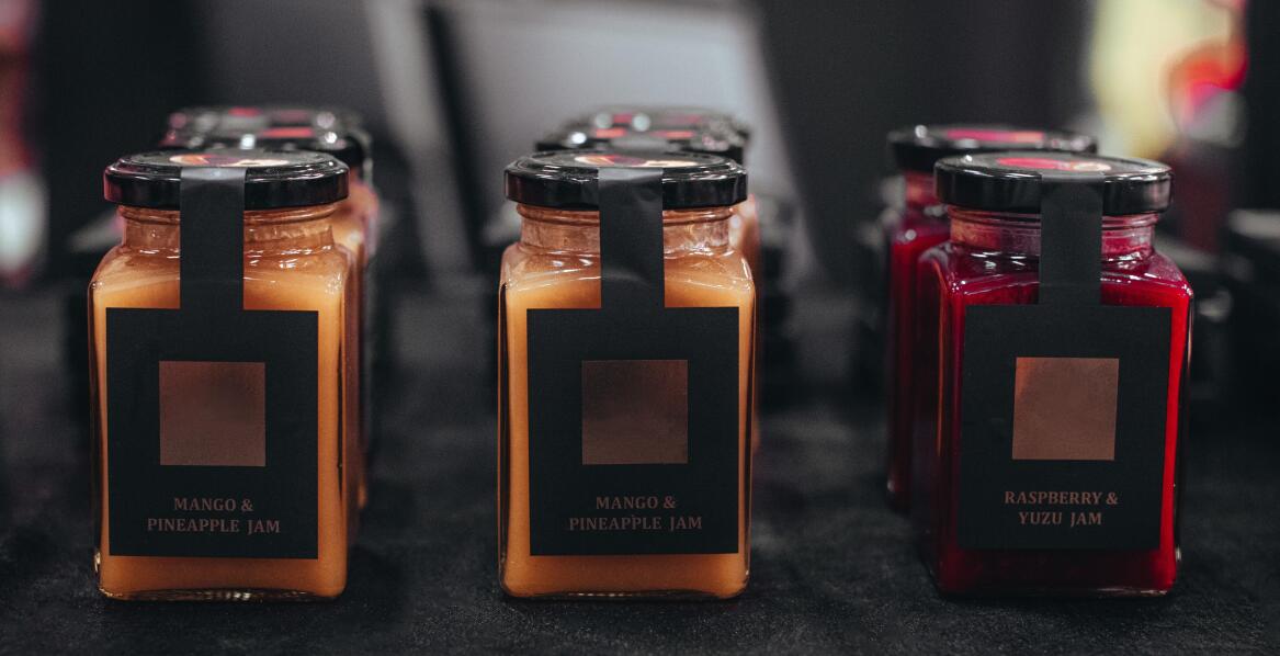 Jak specjalne etykiety mogą wspierać promocję nowych produktów?