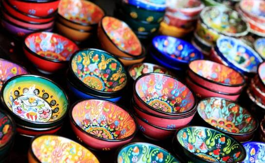 What are the benefits of ashtray customisation for restaurants and bars?