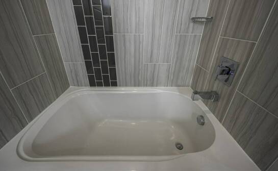 Funkcjonalność i design: kluczowe cechy nowoczesnych łazienkowych wanien
