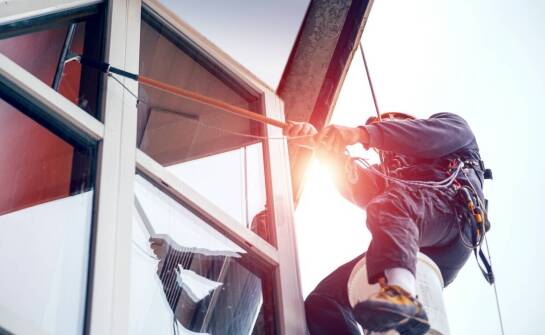 Jakie są zalety korzystania z usług profesjonalnego sprzątania na wysokościach?