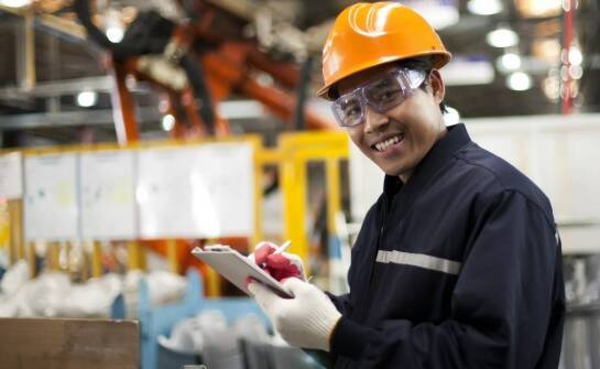 Jak wybrać bluzę z odpowiednim nadrukiem do charakteru pracy?