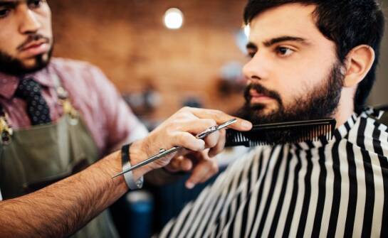 Trendy w usługach barberów: co warto wiedzieć przed pierwszą wizytą