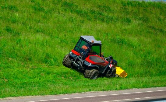Roboty koszące: jak działają i czy warto inwestować w automatyczne kosiarki