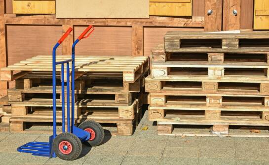 Wózki paletowe — co warto wiedzieć przed zakupem i użytkowaniem