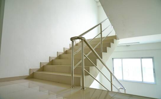 Balustrady i schody ze stali nierdzewnej — trwałość i bezpieczeństwo