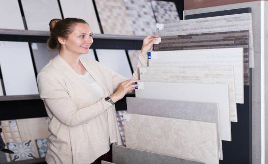 Wykładziny w płytkach — praktyczne rozwiązania do różnych wnętrz