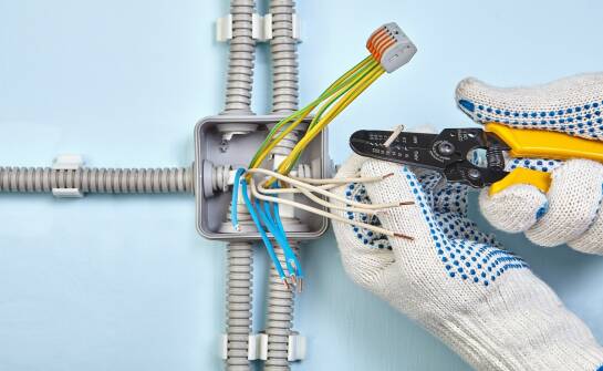 Osprzęt elektroinstalacyjny: jak wybrać gniazda i łączniki do wnętrz
