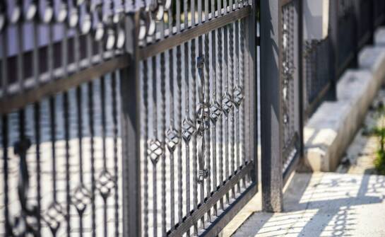 Bramy przemysłowe: wybór, rodzaje i kluczowe parametry przy zakupie