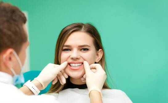 Wybielanie zębów: co warto wiedzieć przed pierwszą wizytą u dentysty