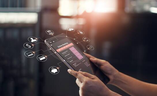 Tworzenie aplikacji mobilnych: kluczowe kroki od pomysłu do prototypu