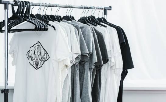 Koszulki z nadrukami: jak wybrać styl i materiał przy zakupie