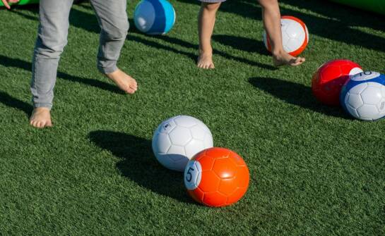 Bubble football: zasady, pomysły i korzyści rozrywki w grupie