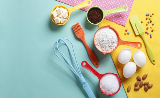 Tylki i worki cukiernicze: jak wybrać narzędzia do dekoracji ciast