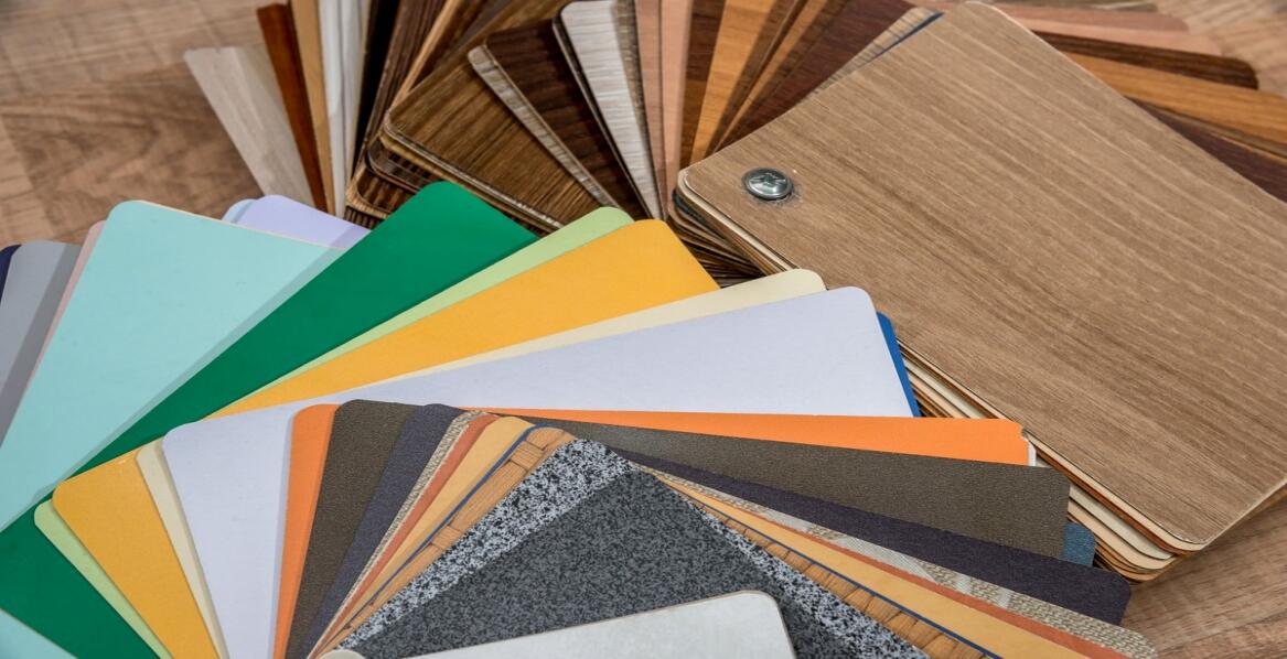 Laminaty HPL i okleiny: jak wybrać materiały do mebli i wnętrz