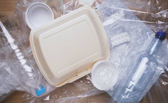 Opakowania jednorazowe dla gastronomii: wybór, materiały, korzyści