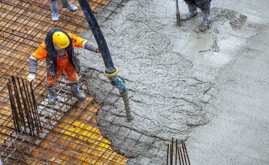 Beton konstrukcyjny: kluczowe właściwości i zastosowania w budownictwie