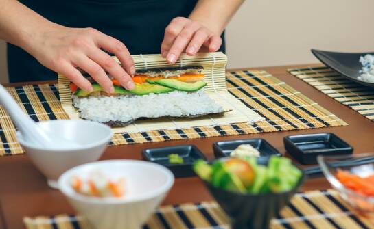 Szkolenia sushi: jak zacząć naukę przygotowywania sushi krok po kroku