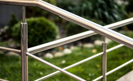 Balustrady ze stali nierdzewnej — stylowe i trwałe rozwiązania do wnętrz
