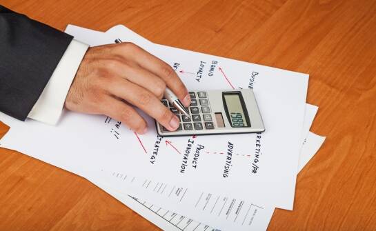 Ustalanie terminów płatności faktur: zasady i praktyczne wskazówki