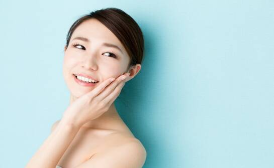 Japoński cosmolifting twarzy: naturalne techniki odmładzania skóry