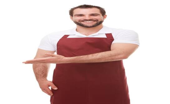 Fartuchy gastronomiczne — jak wybrać trwałe i wygodne uniformy pracy