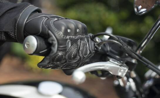 Rękawice motocyklowe — jak wybrać bezpieczne i wygodne modele
