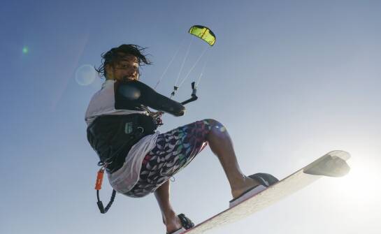 Kitesurfing od podstaw: co warto wiedzieć przed pierwszym kursem