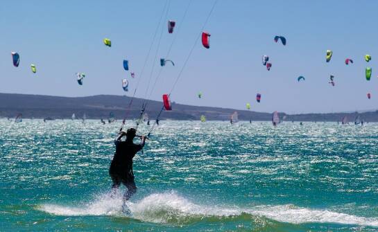 Kitesurfing od podstaw: jak zacząć i co warto wiedzieć przed kursem