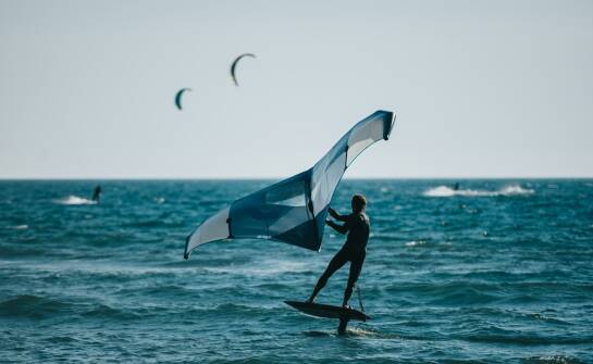 Kitesurfing od podstaw: co warto wiedzieć przed pierwszą lekcją
