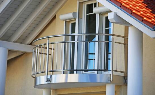 Balustrady nierdzewne — stylowe rozwiązania do domu i balkonu