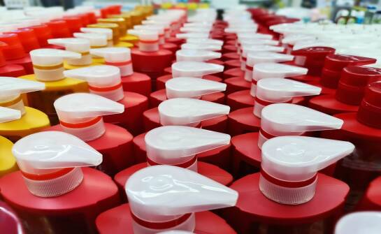 Zakrętki plastikowe: kluczowe informacje o produkcji i zastosowaniach