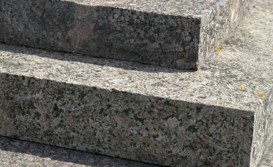 Płyty granitowe: rodzaje, zastosowania i porównanie trwałości