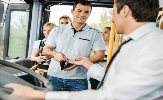 Wynajem busa — praktyczne porady przed wyborem i rezerwacją