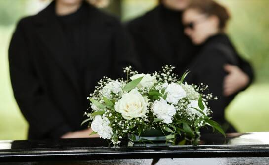 Usługi pogrzebowe: co warto wiedzieć planując organizację ceremonii