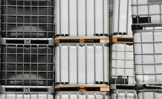 Pojemniki pod zgrzew: jak wybrać solidne rozwiązanie dla linii produkcyjnej
