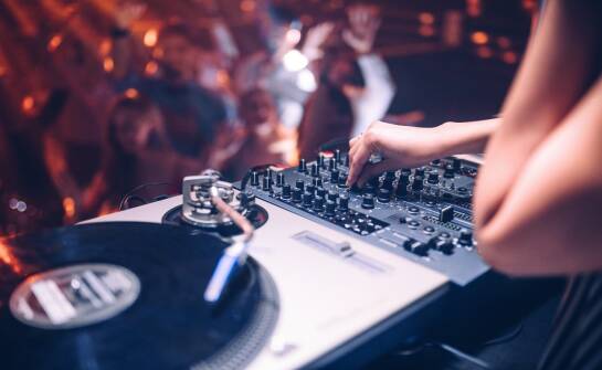 DJ na wesele: jak wybrać oprawę muzyczną gwarantującą udaną zabawę