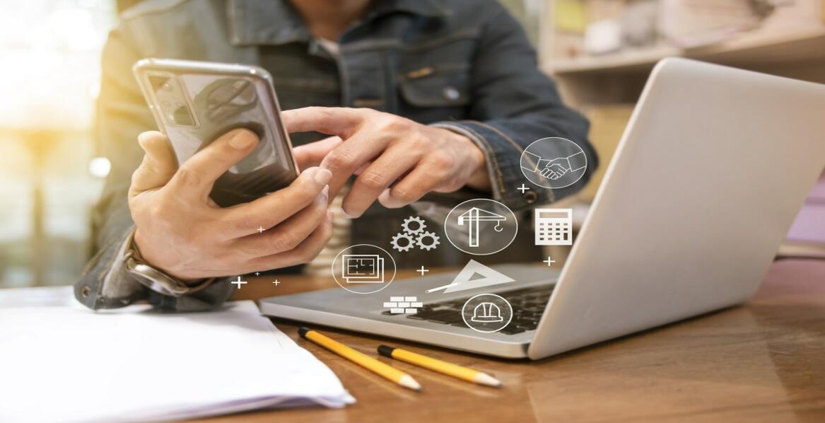 Tworzenie aplikacji mobilnych i webowych: kluczowe trendy i korzyści