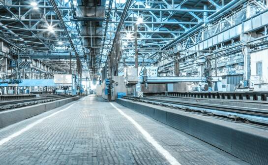 Transportery przemysłowe — jak wybrać efektywne rozwiązanie dla zakładu