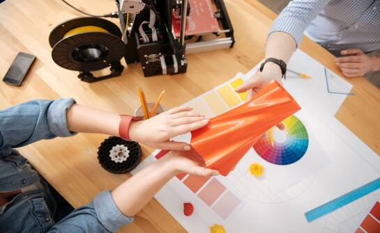 Nadruki na torbach: jak wybrać styl i technikę zdobienia na prezentacje marki