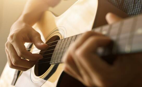 Nauka gry na gitarze i śpiewu — jak zacząć efektywnie i szybko robić postępy