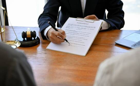 Jak notarialna kancelaria pomaga w weryfikacji zgodności deweloperskiej umowy z przepisami?