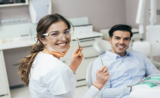 Wybór dentysty: na co zwrócić uwagę przy pierwszej wizycie